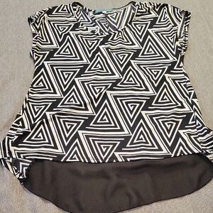 Julie's Closet Size L Black and White Geometric Blouse